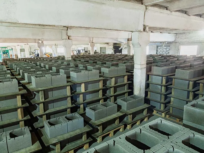 Цех: ряди бетонних блоків для вентиляційних каналів